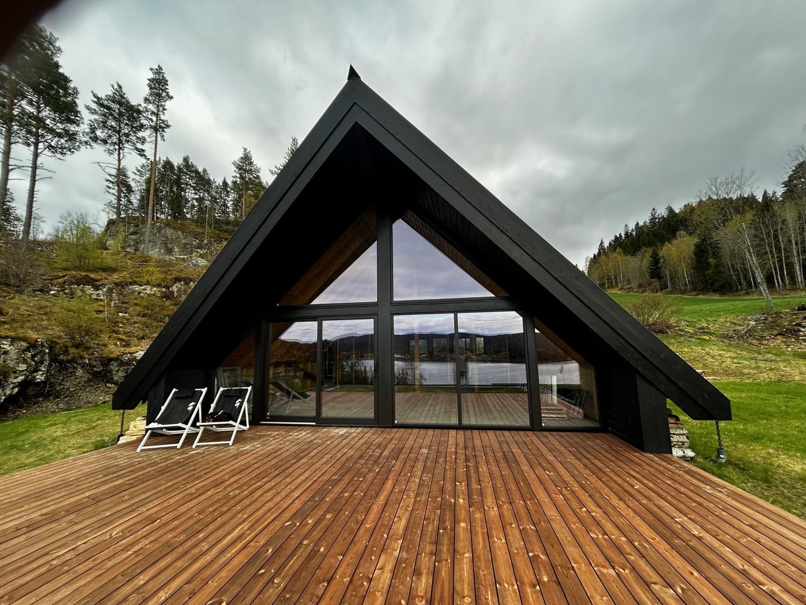 Ahytta med store glassflater i front Galleribilde