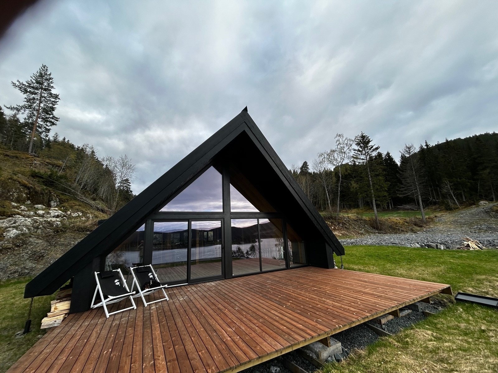 Ahytta har store glassflater og terrasse i front Galleribilde