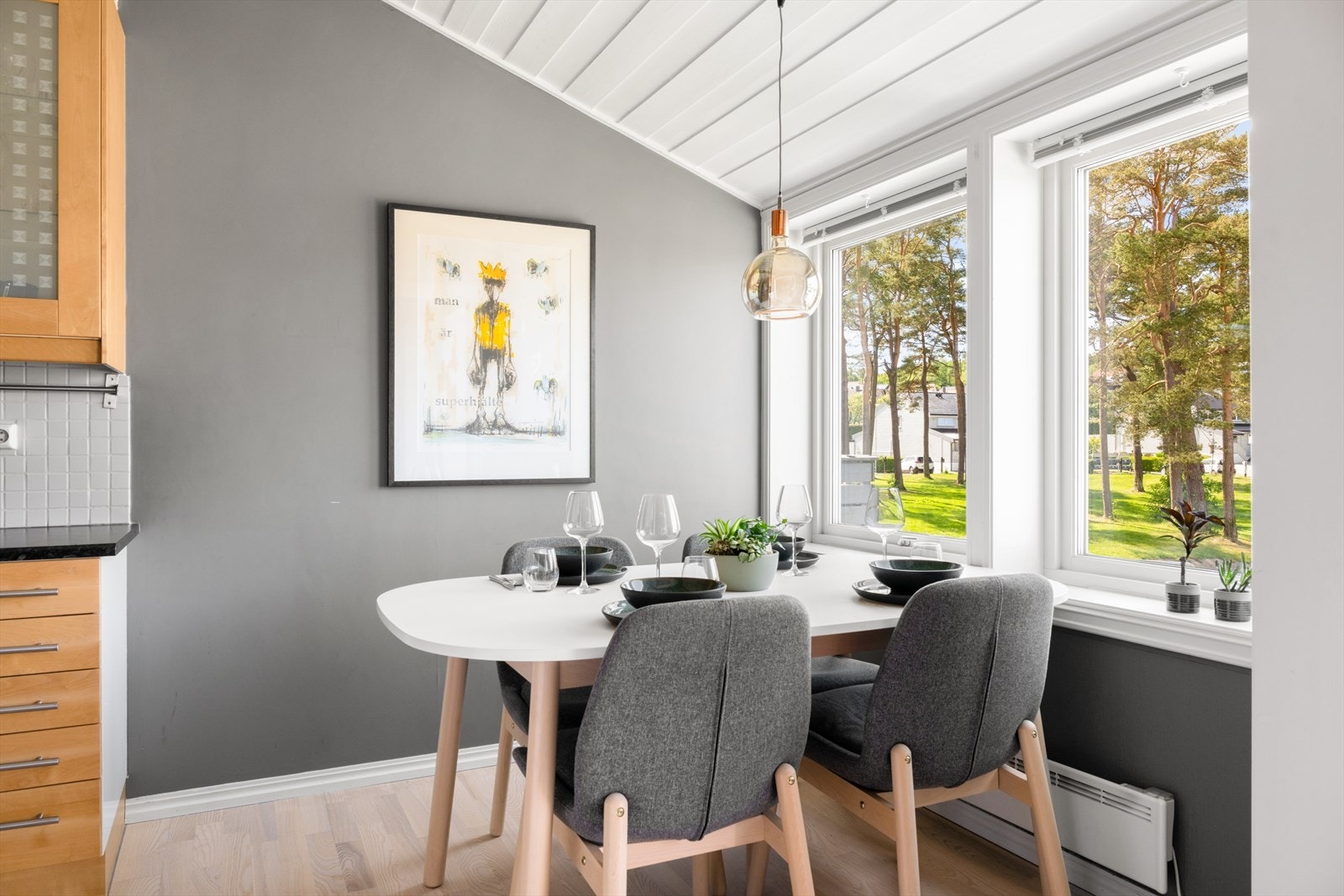 Trivelig spiseplass ved vinduene Galleribilde