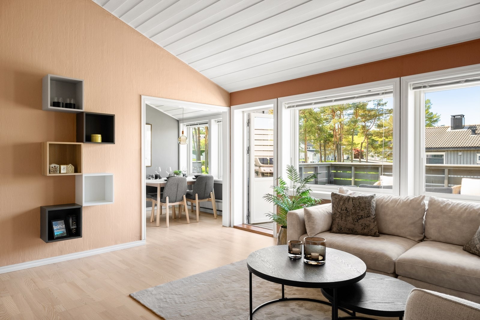 Herlig lys stue med ekstra takhøyde Galleribilde