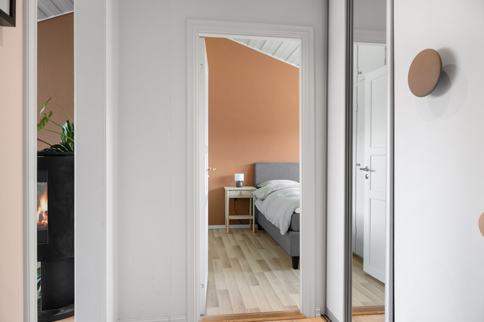 Fra gangen er det tilgang til stue, soverom og bad Galleribilde