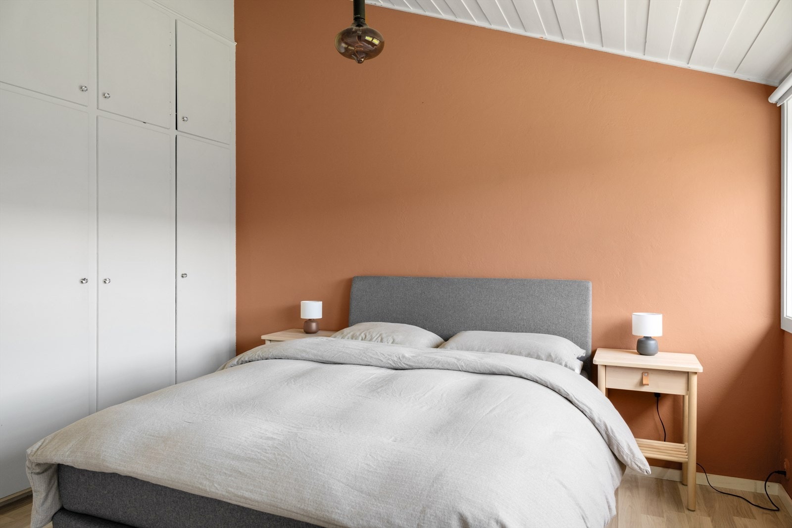 Stor garderobeløsning som gir kjekk oppbevaringsplass Galleribilde