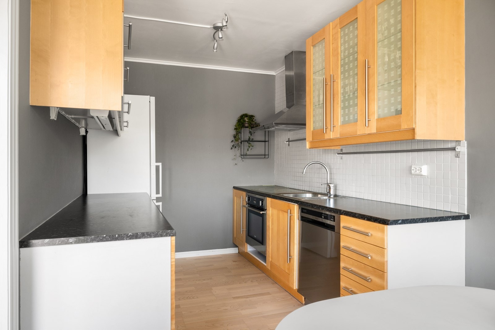 Pen og praktisk kjøkkeninnredning Galleribilde