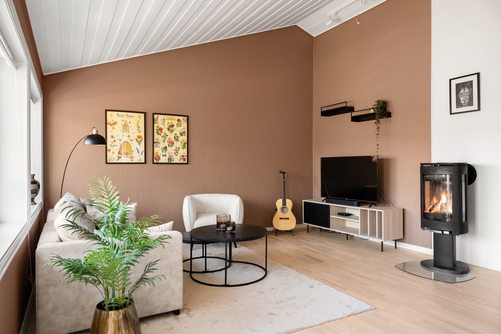 Pent malt stue med god plass til møblering Galleribilde