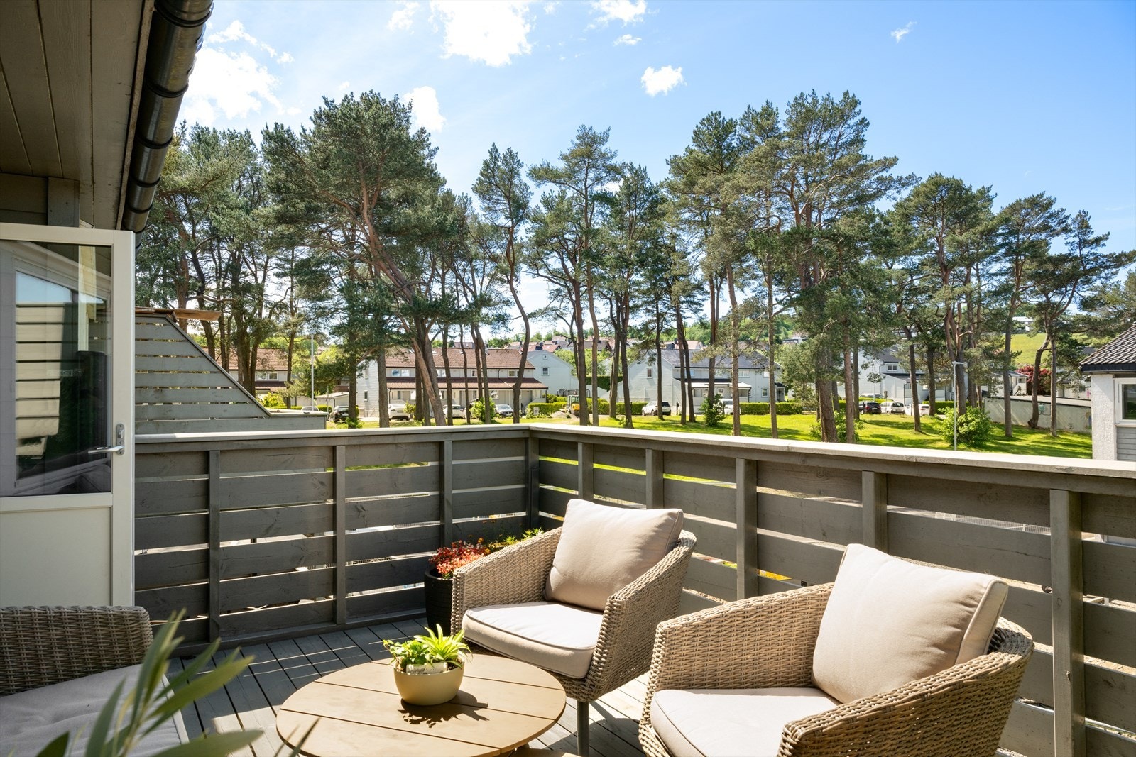 Innbydende leilighet som er i god stand inn- og utvendig. Balkong, p-plass og boder. Galleribilde