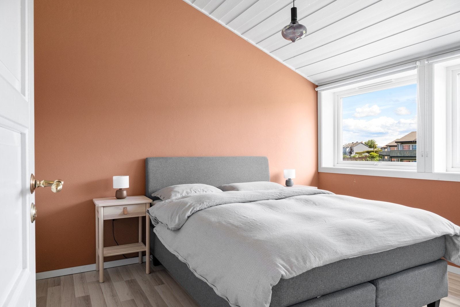 Romslig soverom også pent malt opp Galleribilde