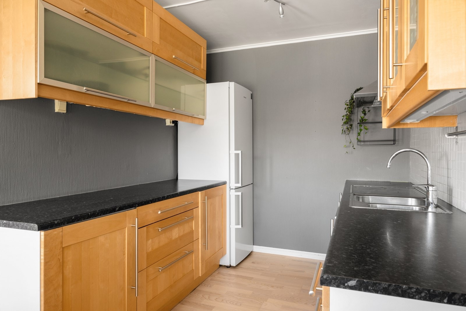 Rikelig med skap- og benkeplass på kjøkkenet Galleribilde