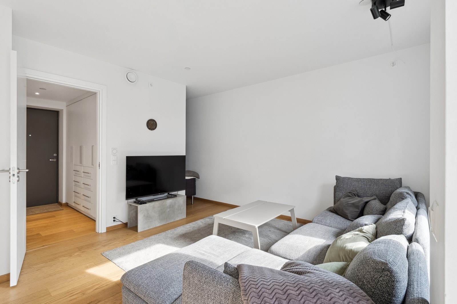 Leiligheten holder gjennomgående god standard og er møblert. Galleribilde