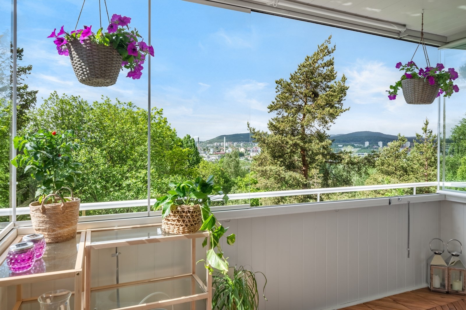 Balkongen byr på fin og usjenert utsikt. Galleribilde