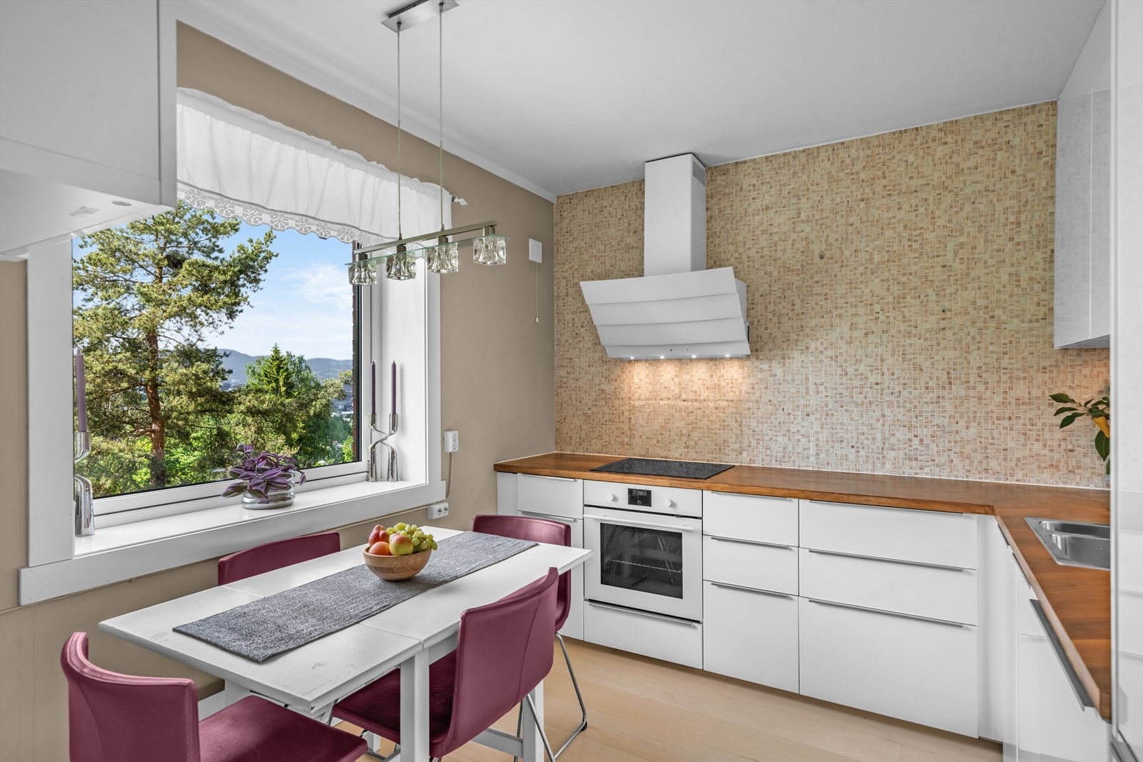 Plass til spisebord med hyggelig utsyn. Galleribilde
