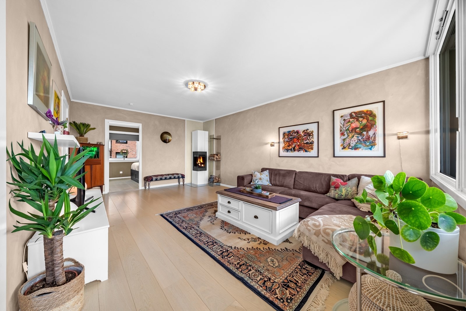 Stilrent interiør og behagelige farger gir stuen et moderne, men tidløst uttrykk. Galleribilde