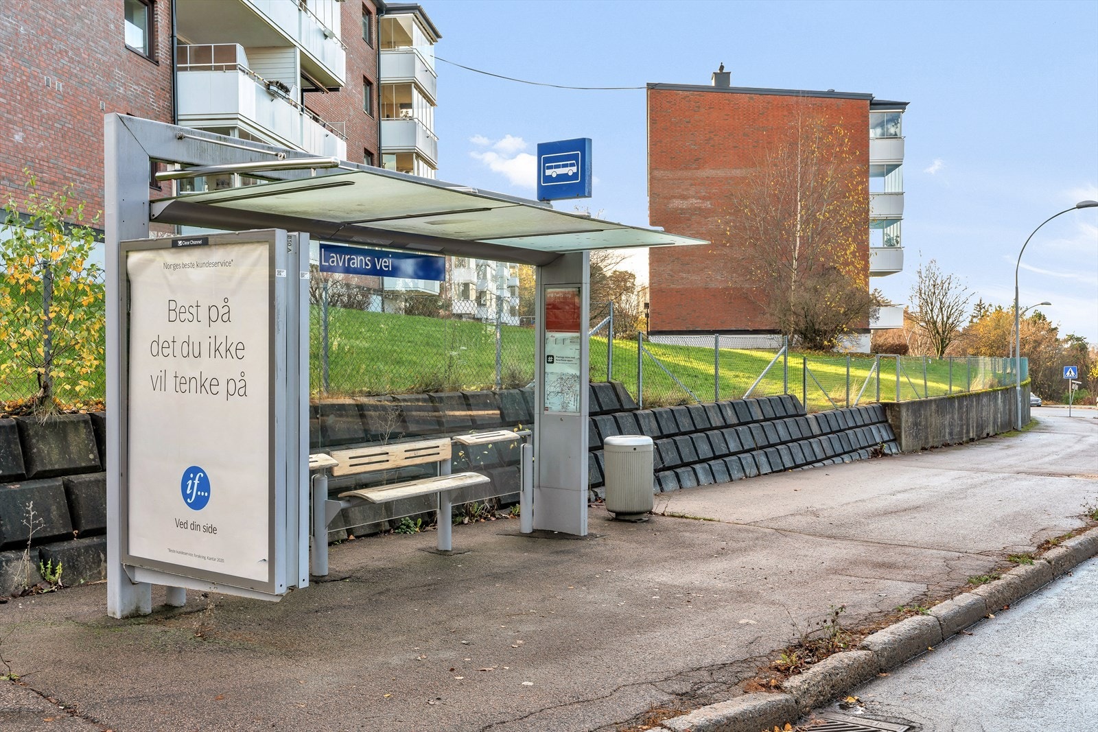 Kort gange til bussholdeplassen. Galleribilde