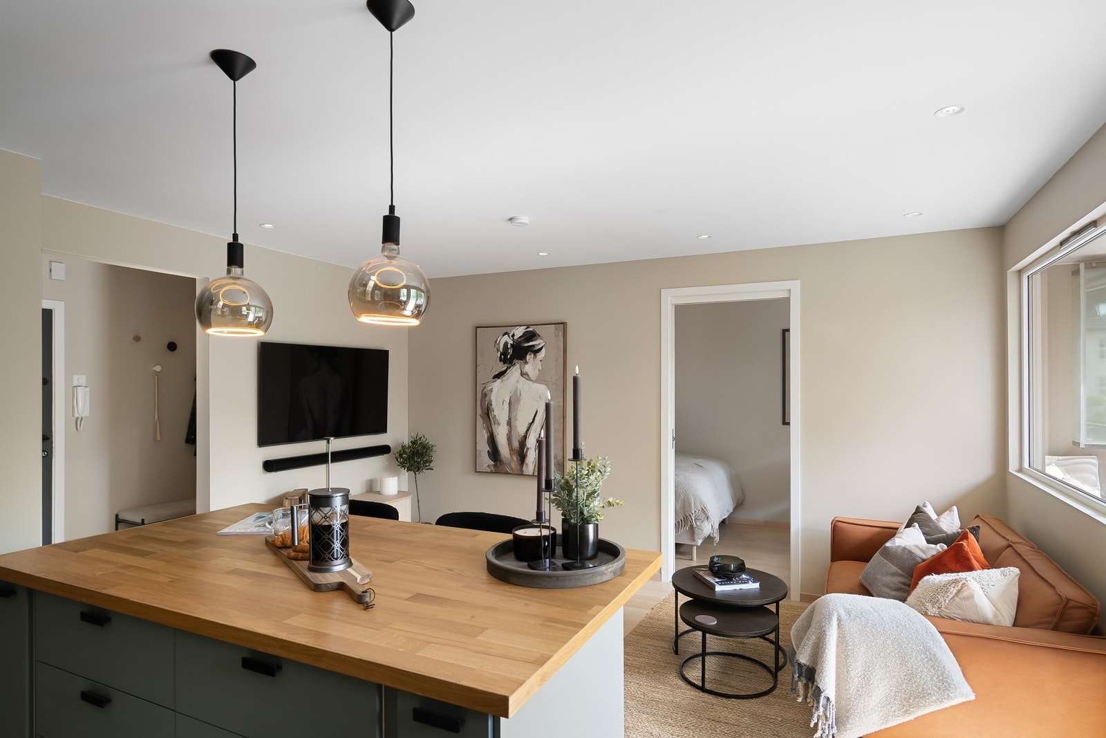 Kjøkkenet har en praktisk kjøkkenøy som bidrar med både ekstra skap- og benkeplass, samt en barløsning Galleribilde