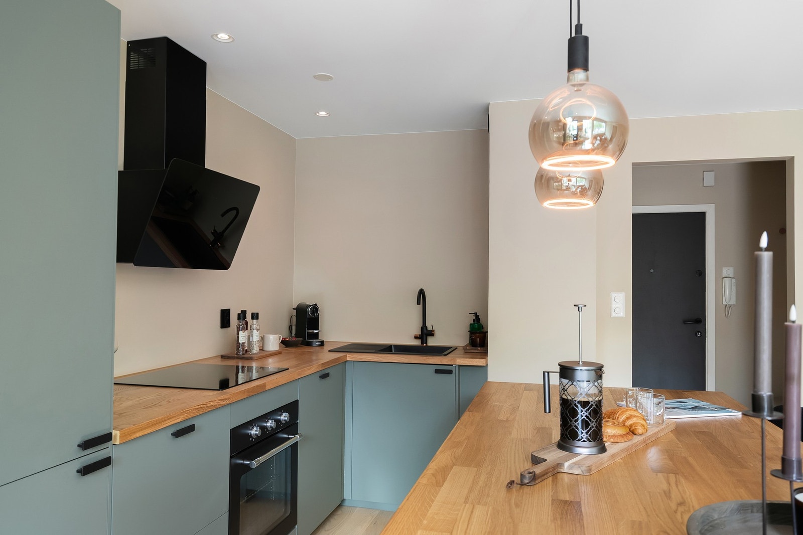 Integrert på kjøkkenet har du oppvaskmaskin, kjøl/fryseskap, stekeovn og induksjon platetopp Galleribilde