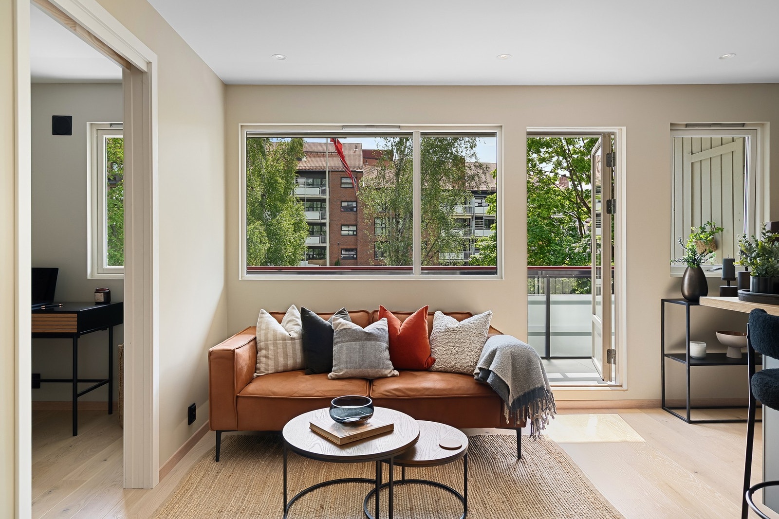 Lys og åpen stue med en smart og sosial planløsning Galleribilde