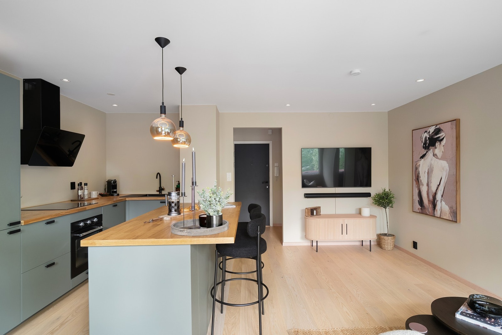 Den åpne kjøkkenløsningen mot stuen skaper et svært luftig og sosialt rom Galleribilde