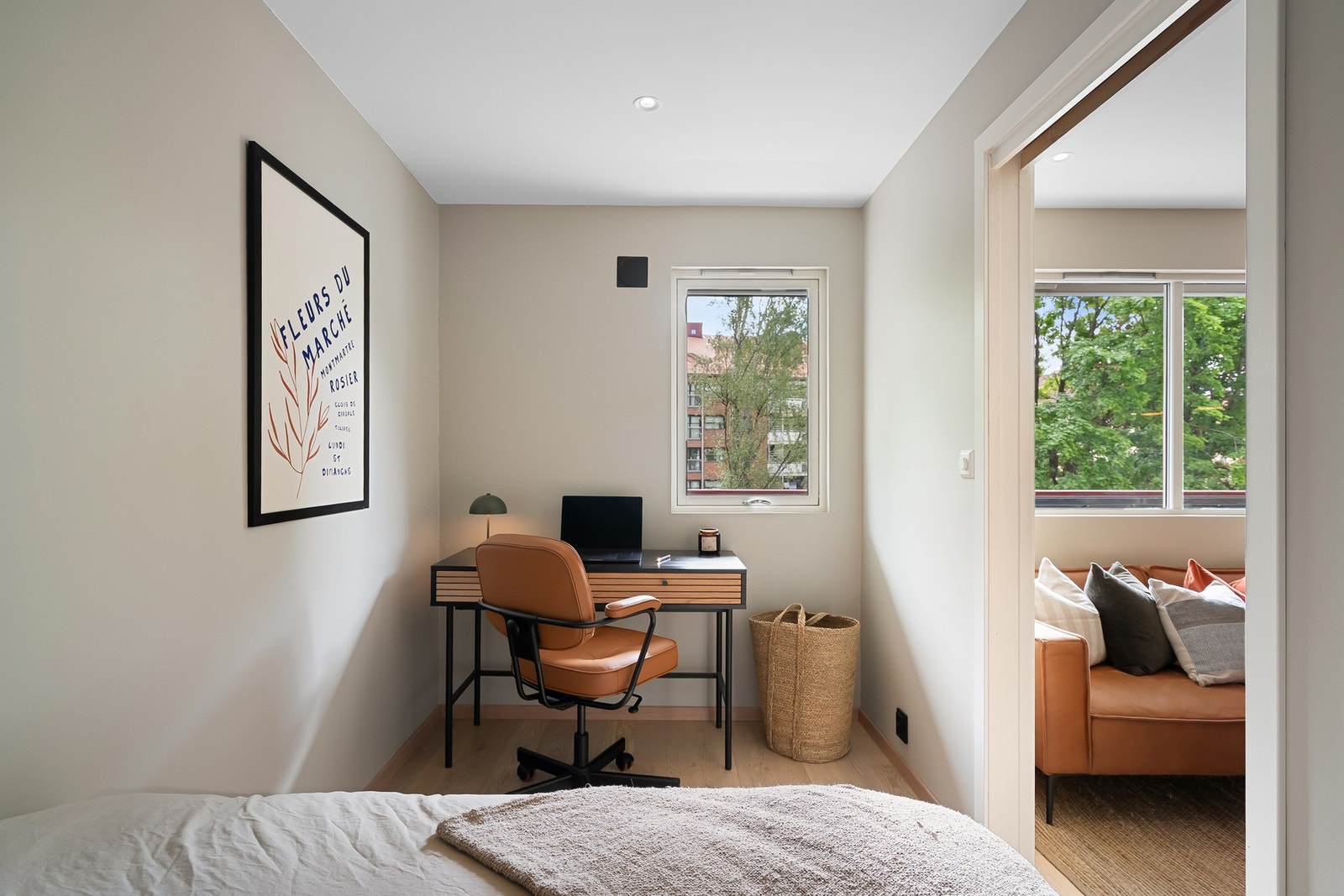 Soverommet vender ut mot rolig gate med lite innsyn Galleribilde