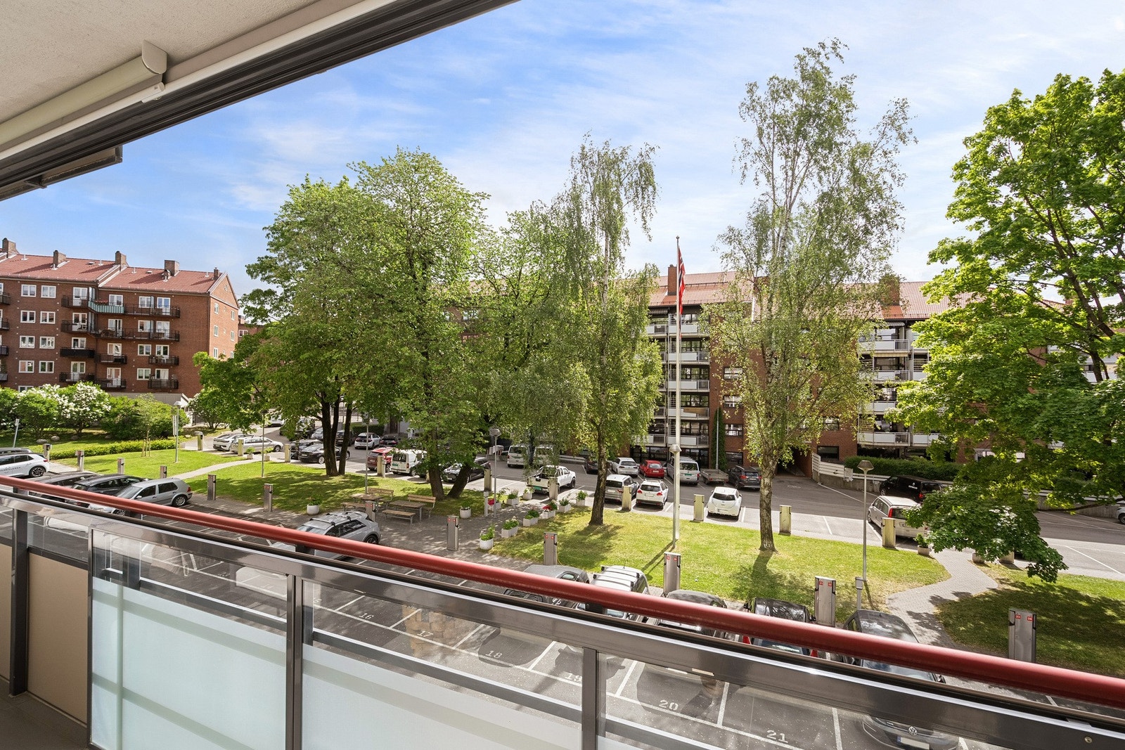 Balkongen vender ut mot rolige omgivelser med en grønn og frodig utsikt over fellesområdene Galleribilde