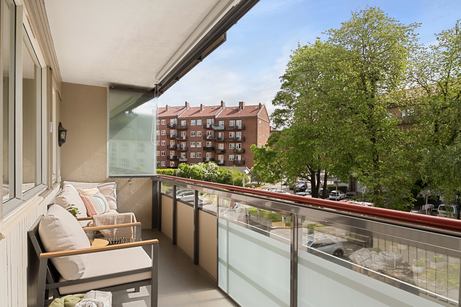 Fra stuen har du videre utgang til en av de større balkongene i området, på hele 9 kvm! På balkongen er det også tilgang til en praktisk, utvendig bod Galleribilde