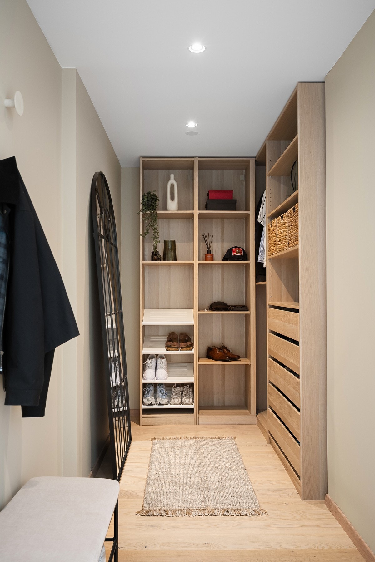 I entréen er det god plass for oppbevaring i stort garderobeskap i lekker eik Galleribilde