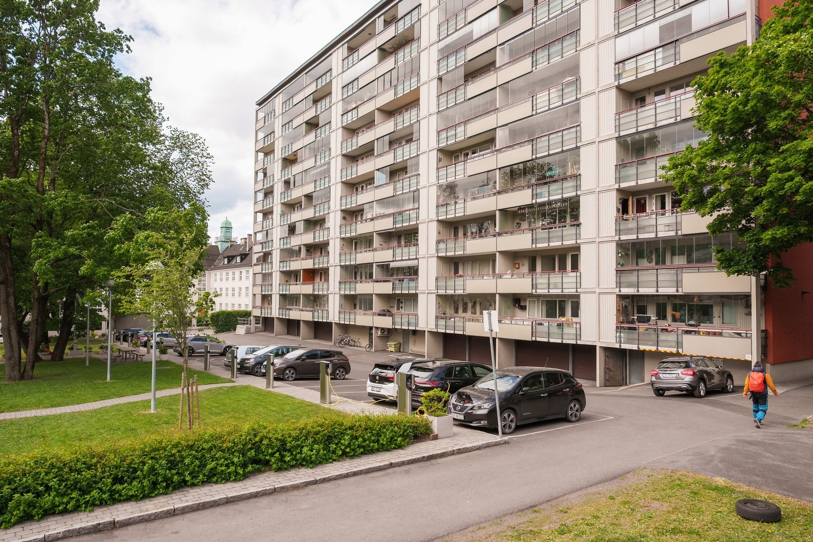 Borettslaget disponerer 56 parkeringsplasser med el-billader, 14 garasjeplasser, 3 Mc/Moped plasser i felles garasje, samt gjesteparkering Galleribilde