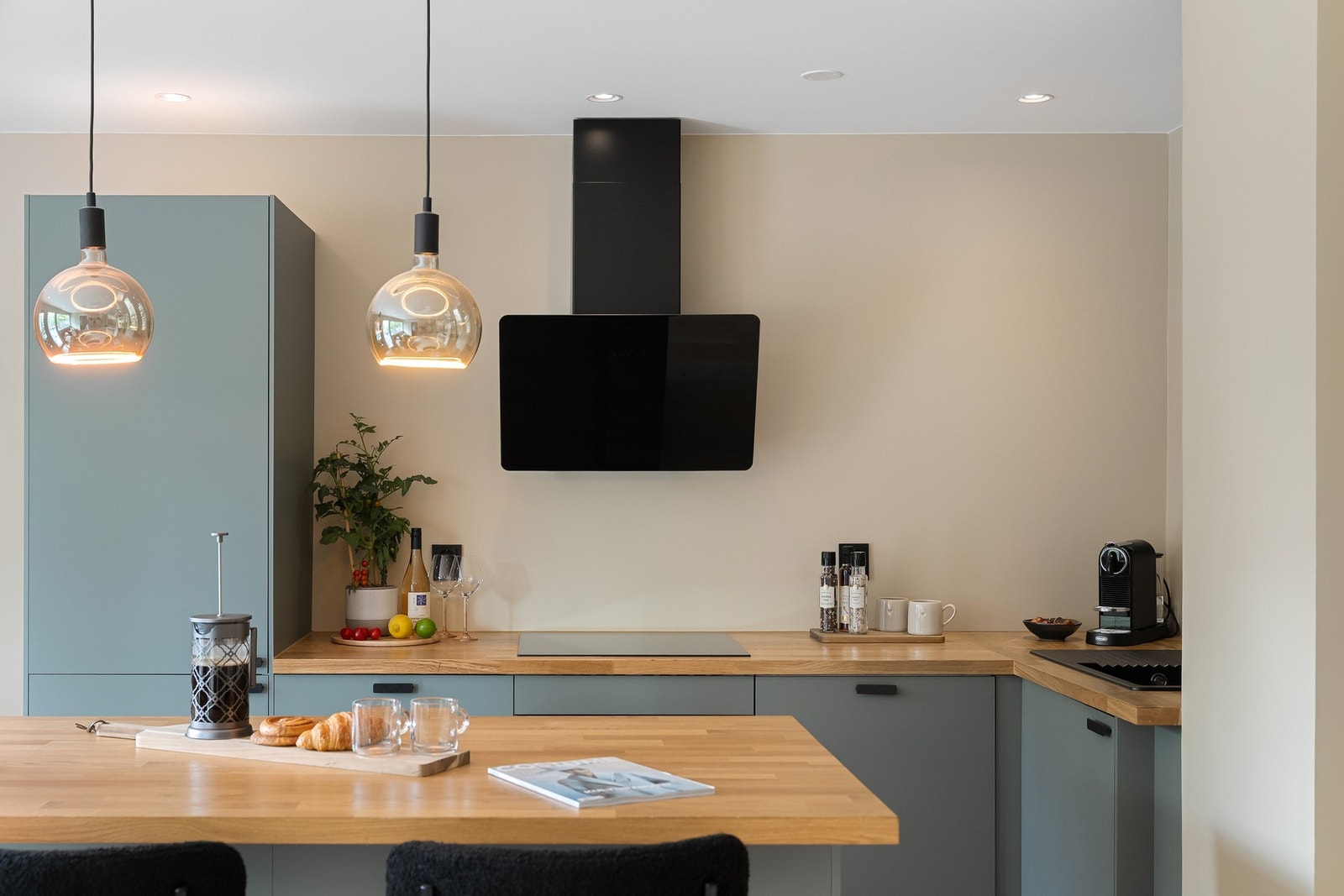 Kjøkkenet er innlemmet som en del av stuen. Denne løsningen leverer ved hyggelige besøk og god matlaging Galleribilde