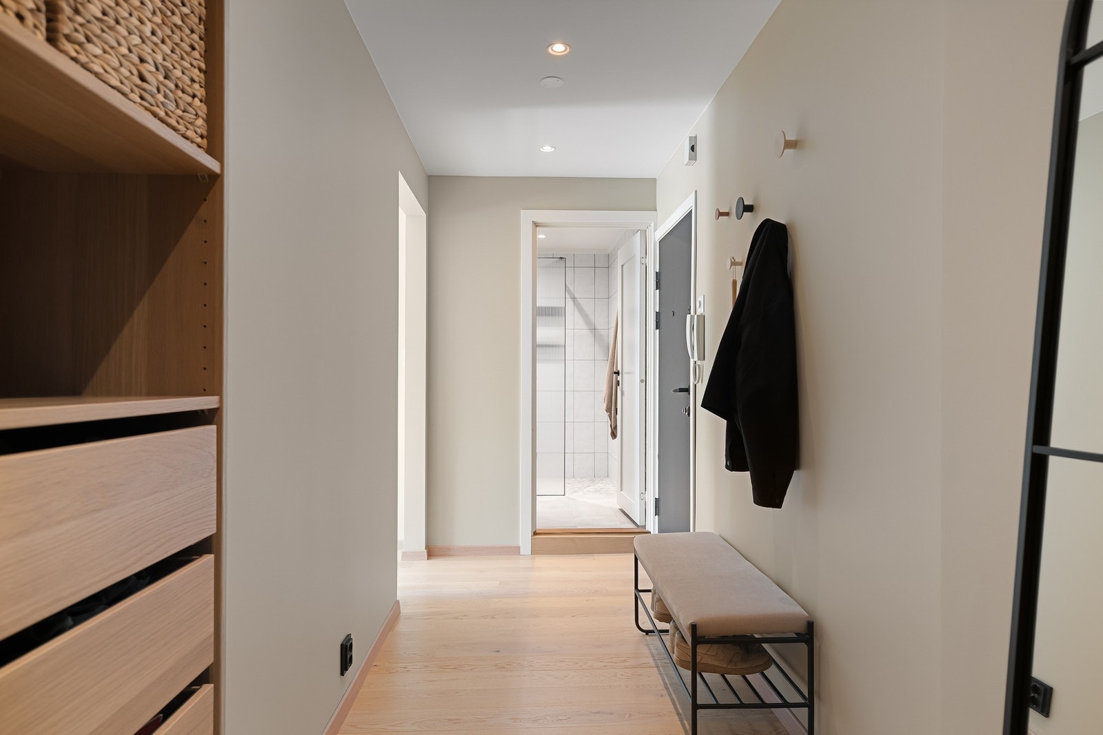 Entréen oppleves innbydende og svært romslig med lysmalte vegger, parkett på gulv og moderne downlights i himling Galleribilde