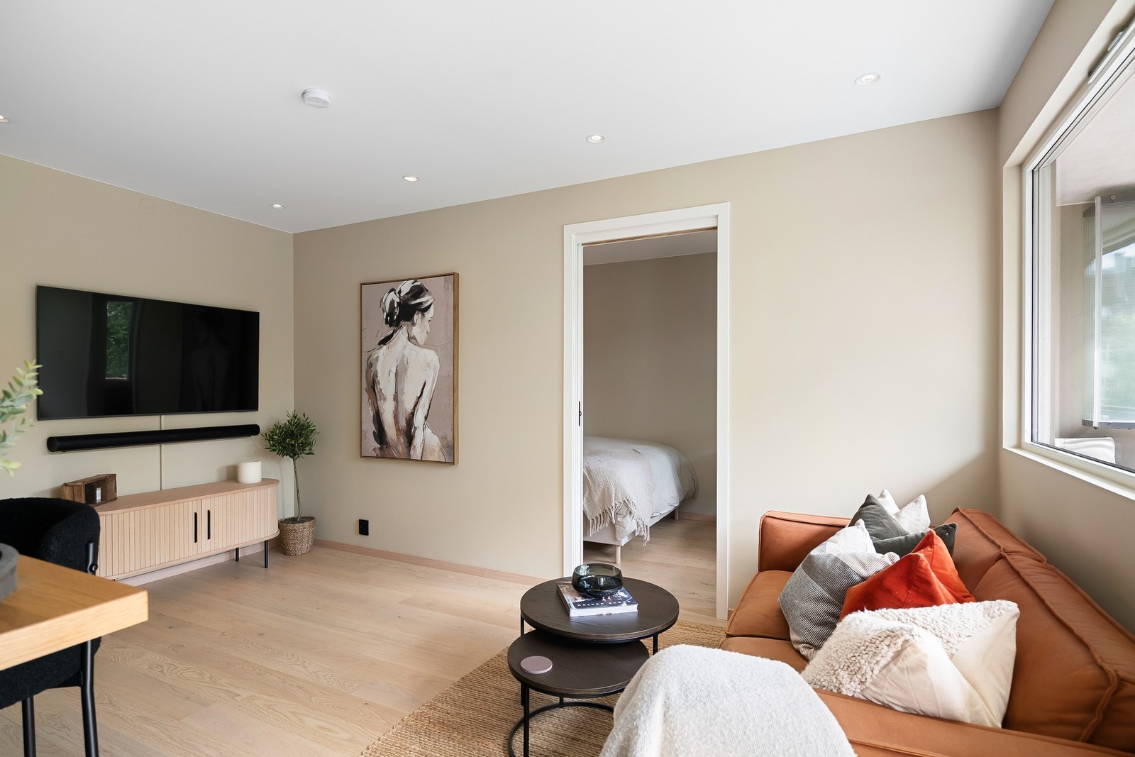 I stuen er det naturlig plass til en sofagruppe og TV-seksjon Galleribilde