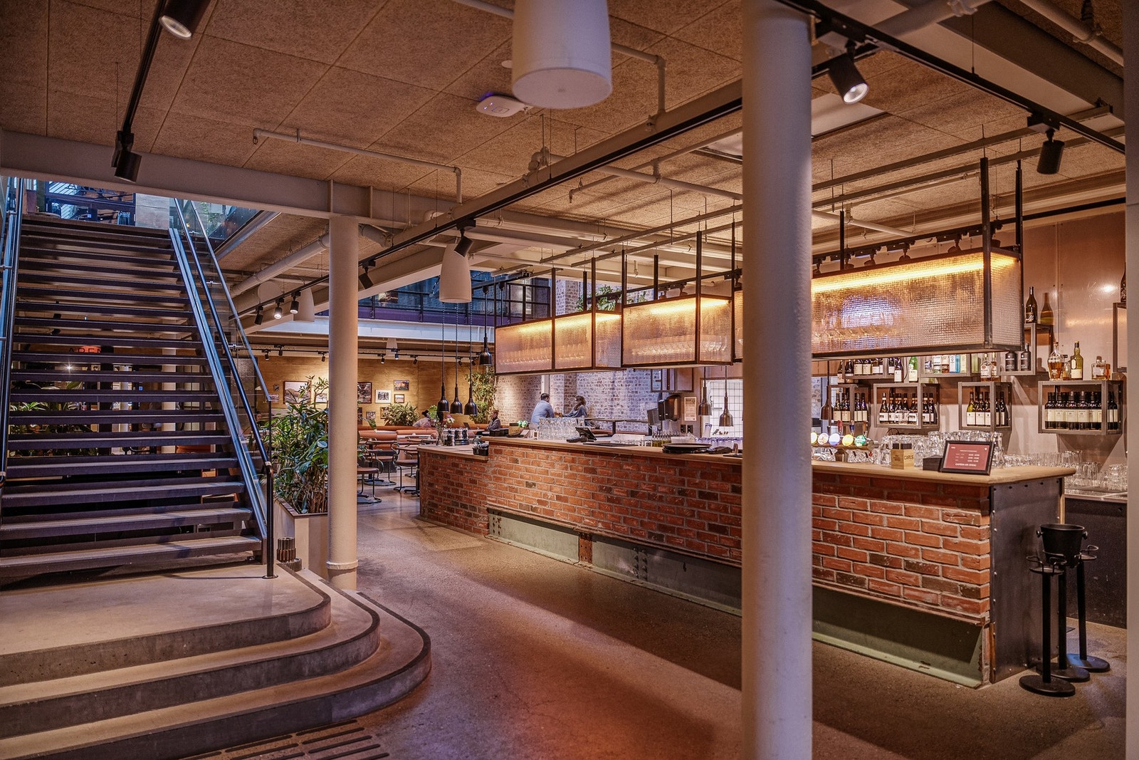 Nye Carls, beliggende midt på Carl Berner med både restaurant, kafé og bar. Her finnes flere sosiale aktiviteter som blant annet fotballkamper, shuffleboard og quiz Galleribilde