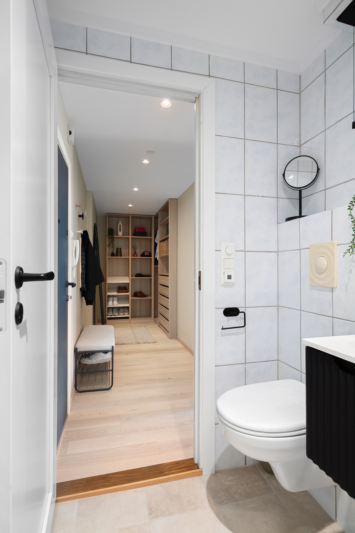 Videre er badet utstyrt med vegghengt toalett med innebygget sisterne Galleribilde