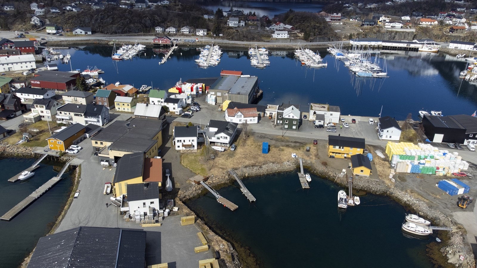 Eiendommen har enkel adkomst både med bil og båt Galleribilde