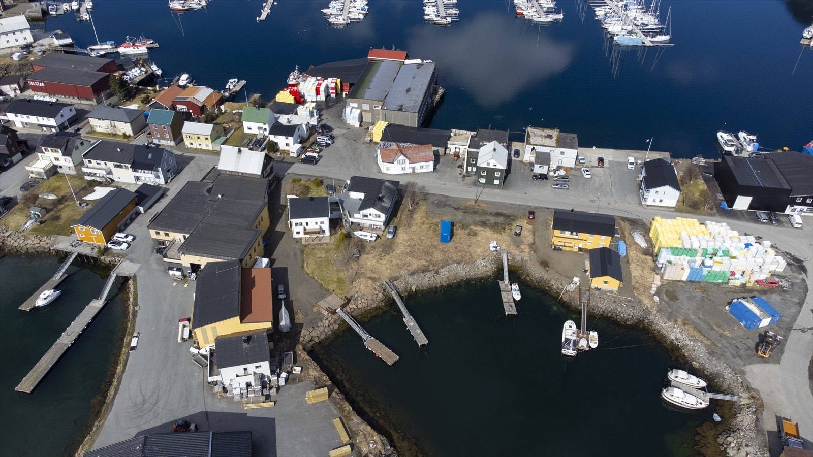 Sjøen er nærmeste nabo og det er kort vei til sentrum Galleribilde