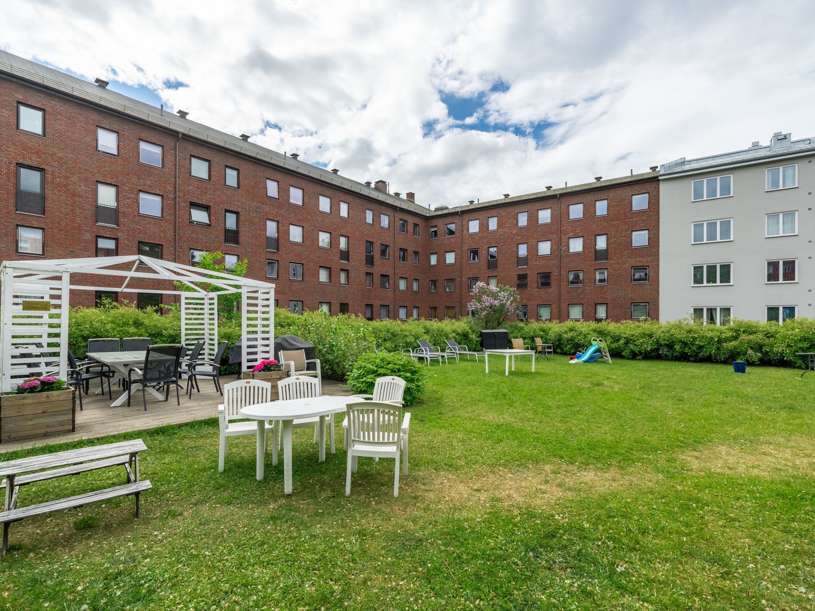 Store gressområder, benker og bord. Galleribilde