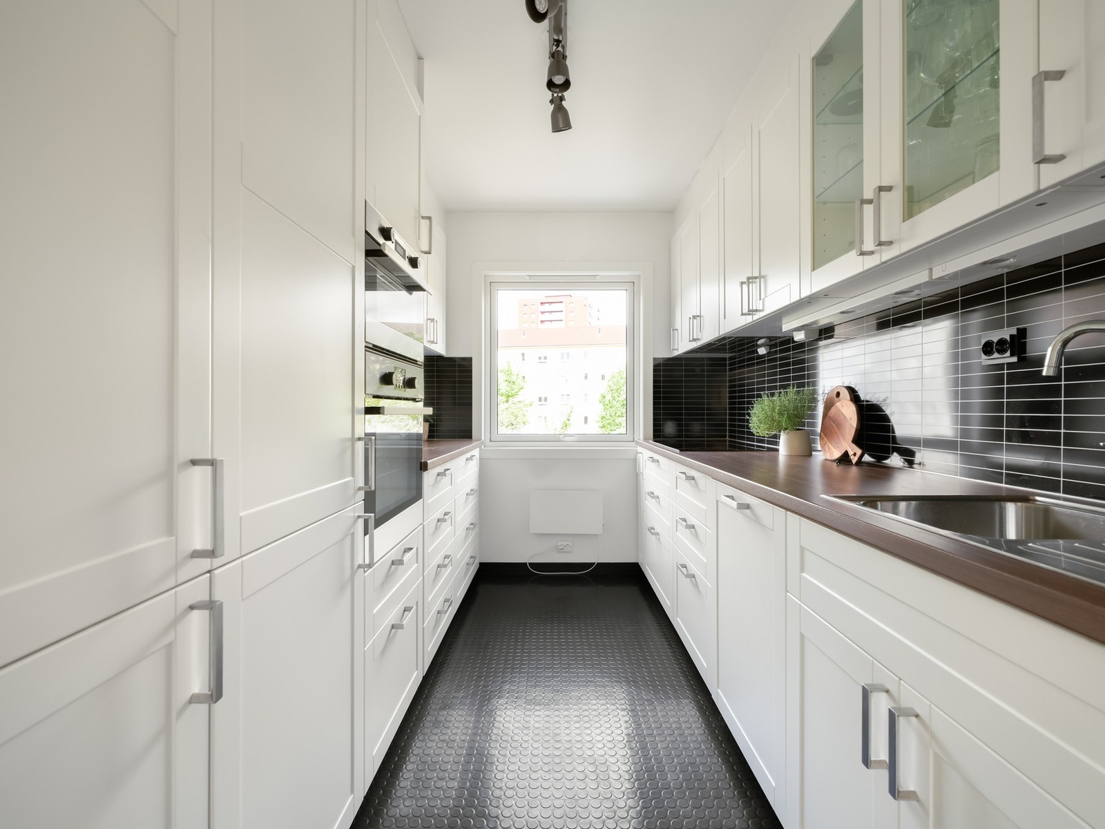 Pent kjøkken med alle hvitevarer integrert. Galleribilde