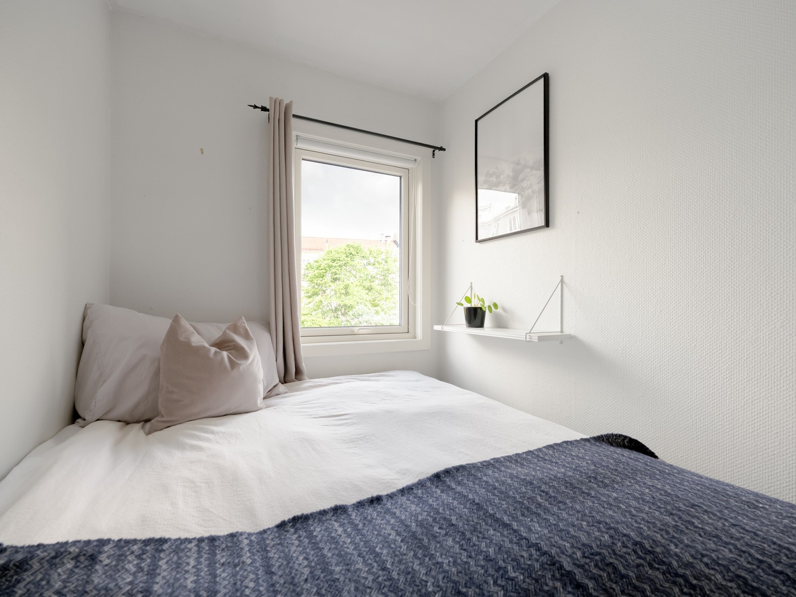 Begge soverommene har vindu mot den rolige bakgården. Galleribilde