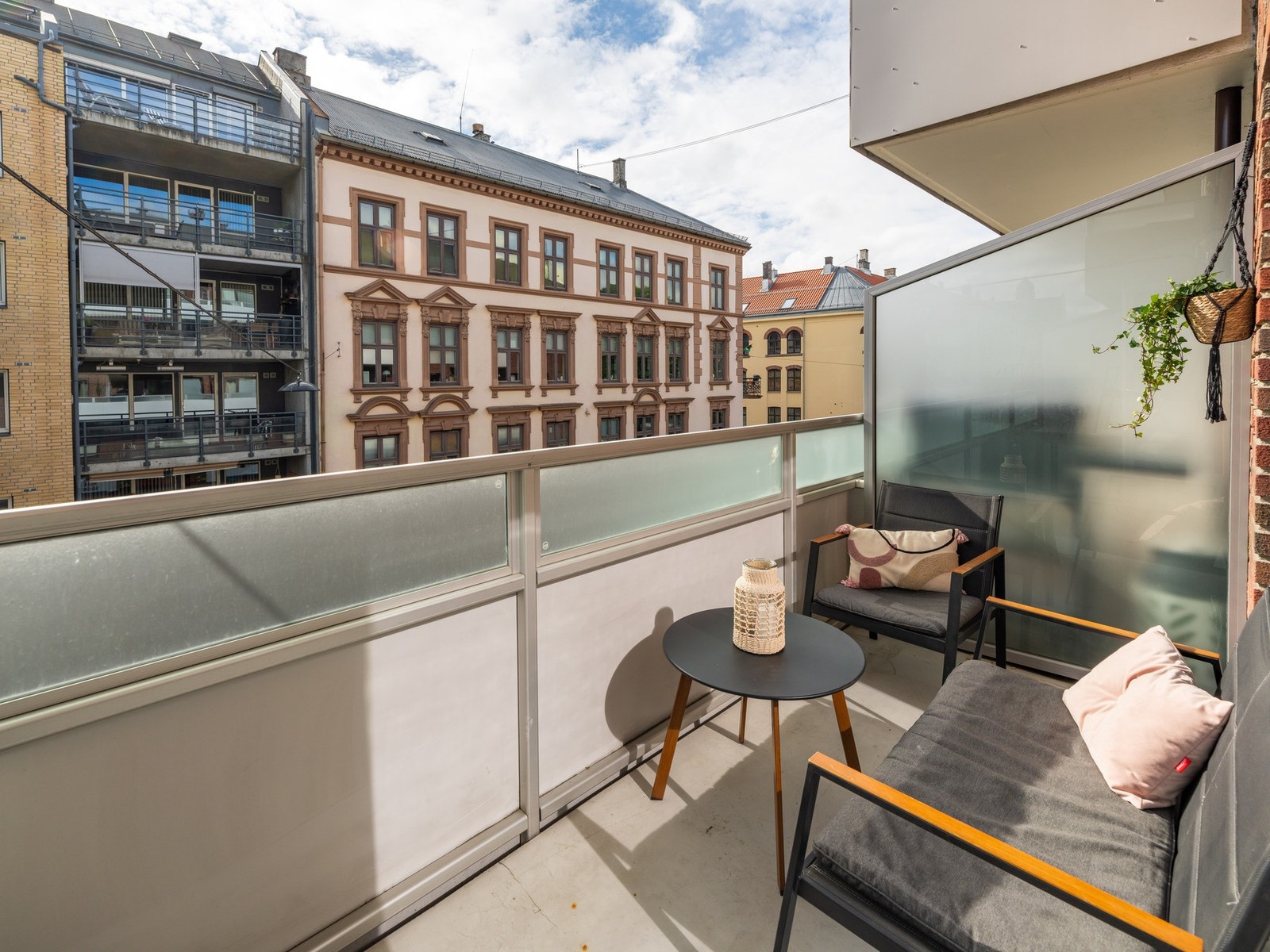 Leiligheten har en stor balkong ut mot Grimstadgata. Galleribilde