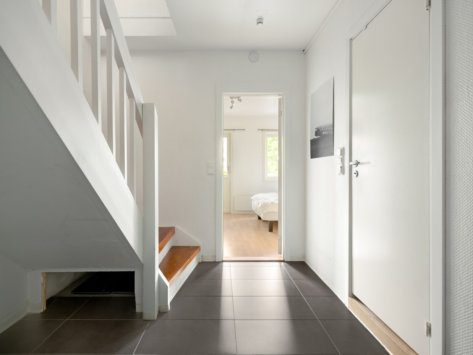 Godt med armslag, og gode muligheter for skap og kommoder. Galleribilde