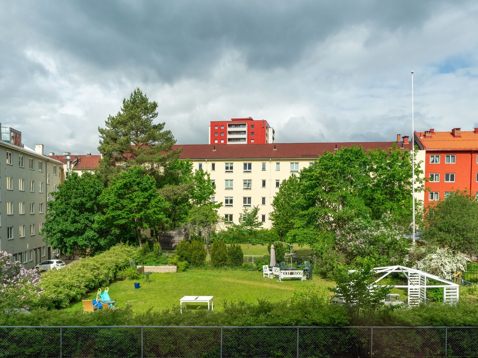 Utsikten fra kjøkkenet er kjempefin, der man ser utover den fine bakgården. Galleribilde