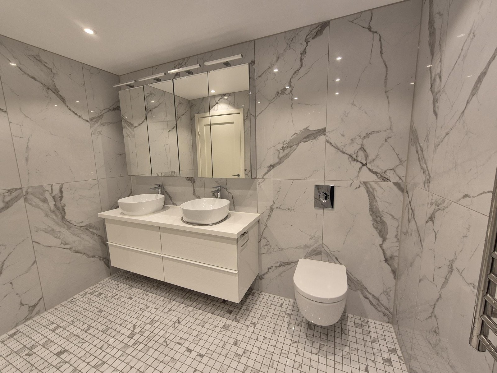 Badet holder høy standard - Dobbeltservant med gode oppbevaringsmuligheter Galleribilde
