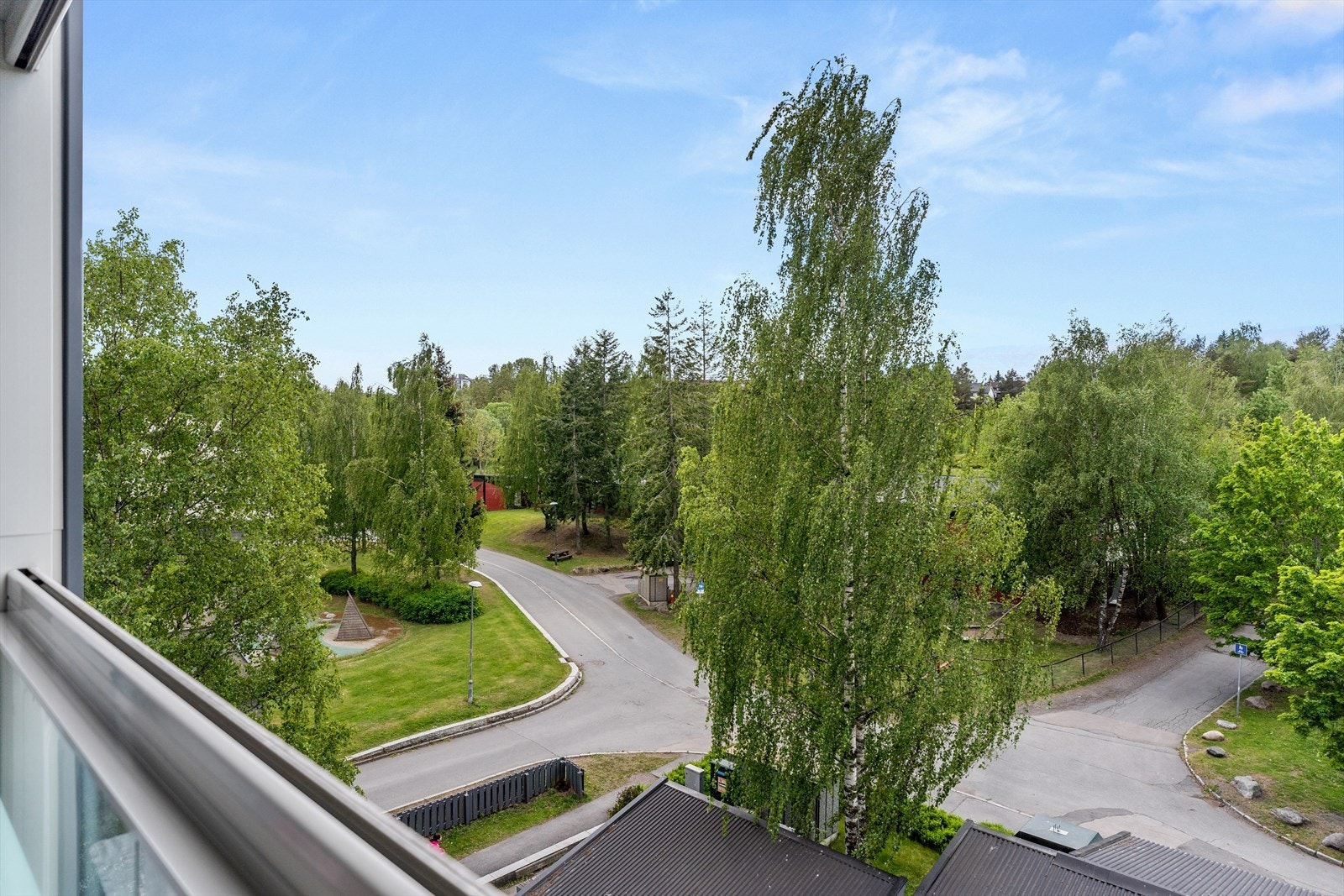 Rolig nabolag med frodige omgivelser. Galleribilde