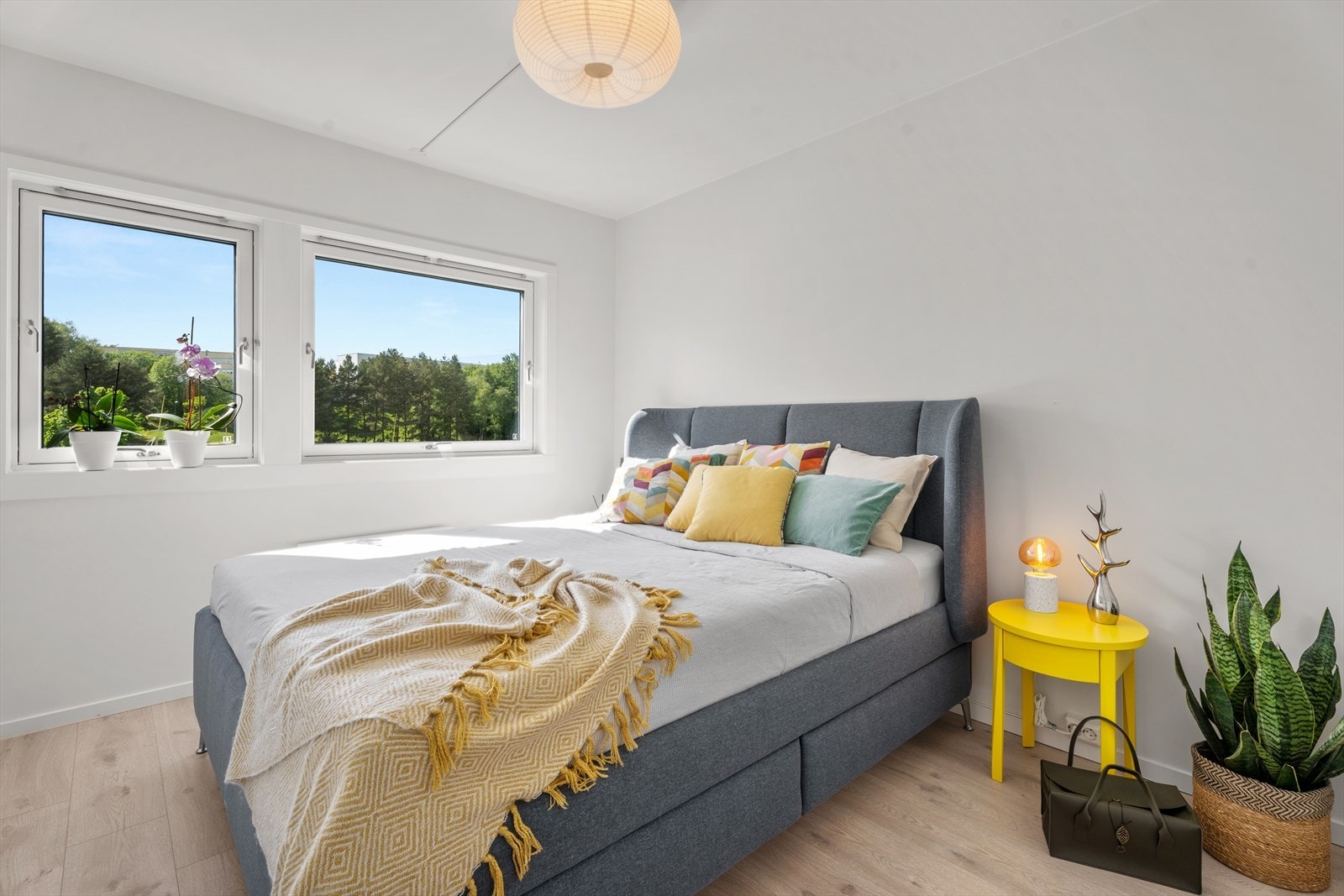 Hovedsoverom med plass til dobbeltseng og har flott utsyn mot grøntarealer Galleribilde