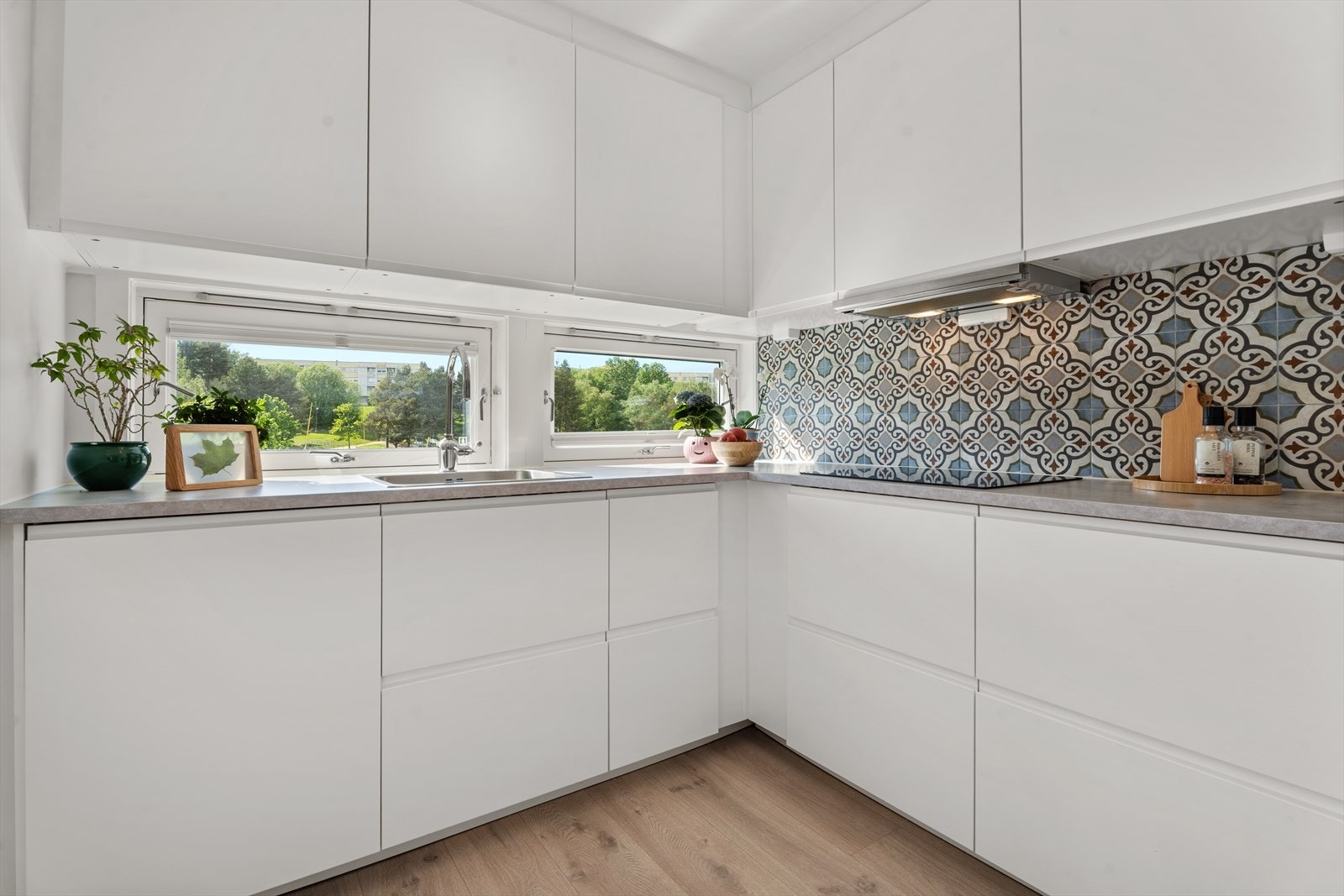 Kjøkkenet har god benkeplass Galleribilde