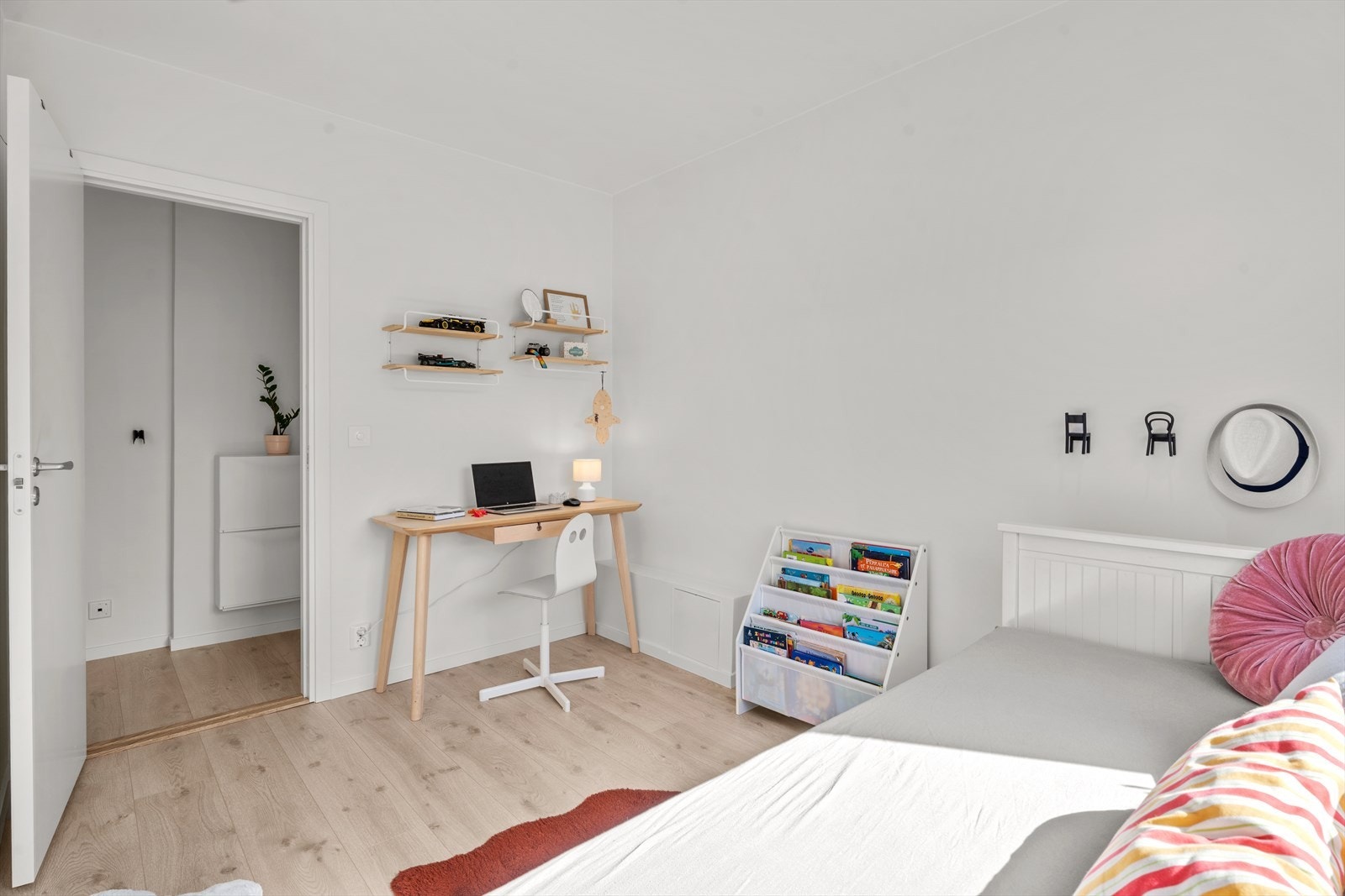 Her er det også plass for en skrivebordsløsning. Galleribilde