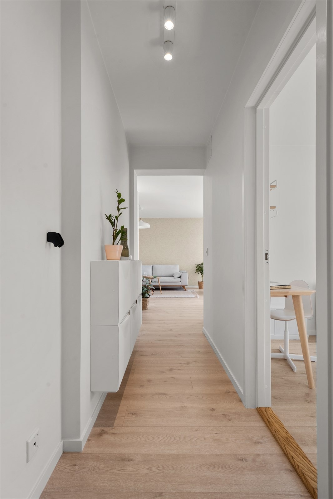 Lys gang med plass for oppbevaring av yttertøy Galleribilde