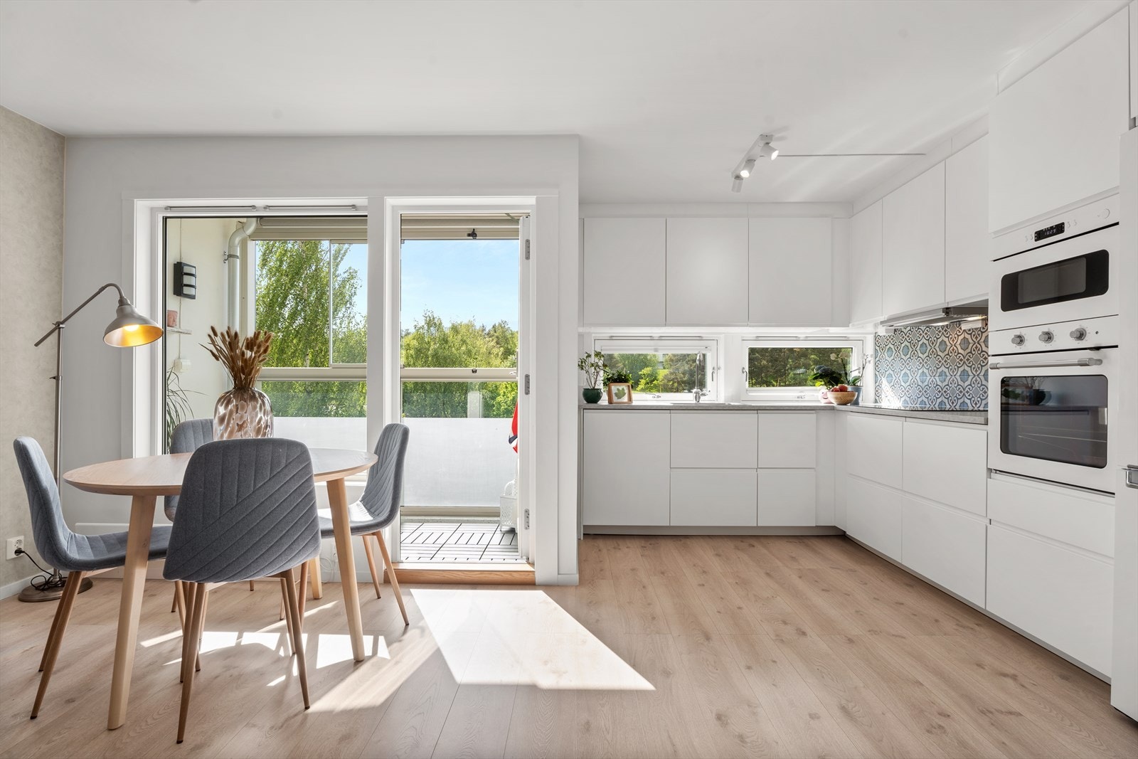 Moderne kjøkken med stilige fliser. Galleribilde