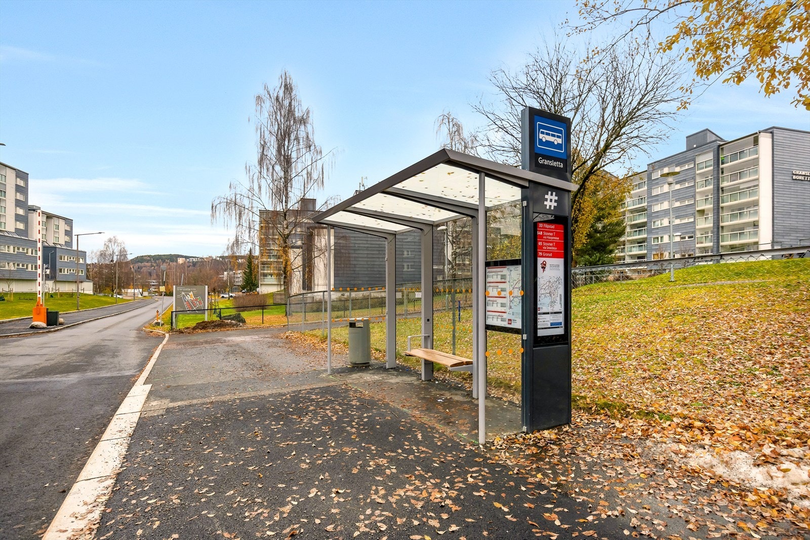 Bussholdeplass i gangavstand for enkel reise. Galleribilde