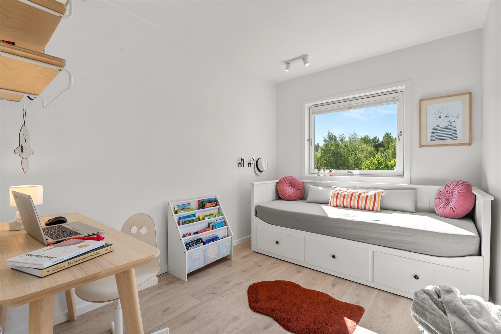 Trivelig barnerom med god plass til lek. Kan også brukes som gjesterom eller kontor, alt etter behov Galleribilde