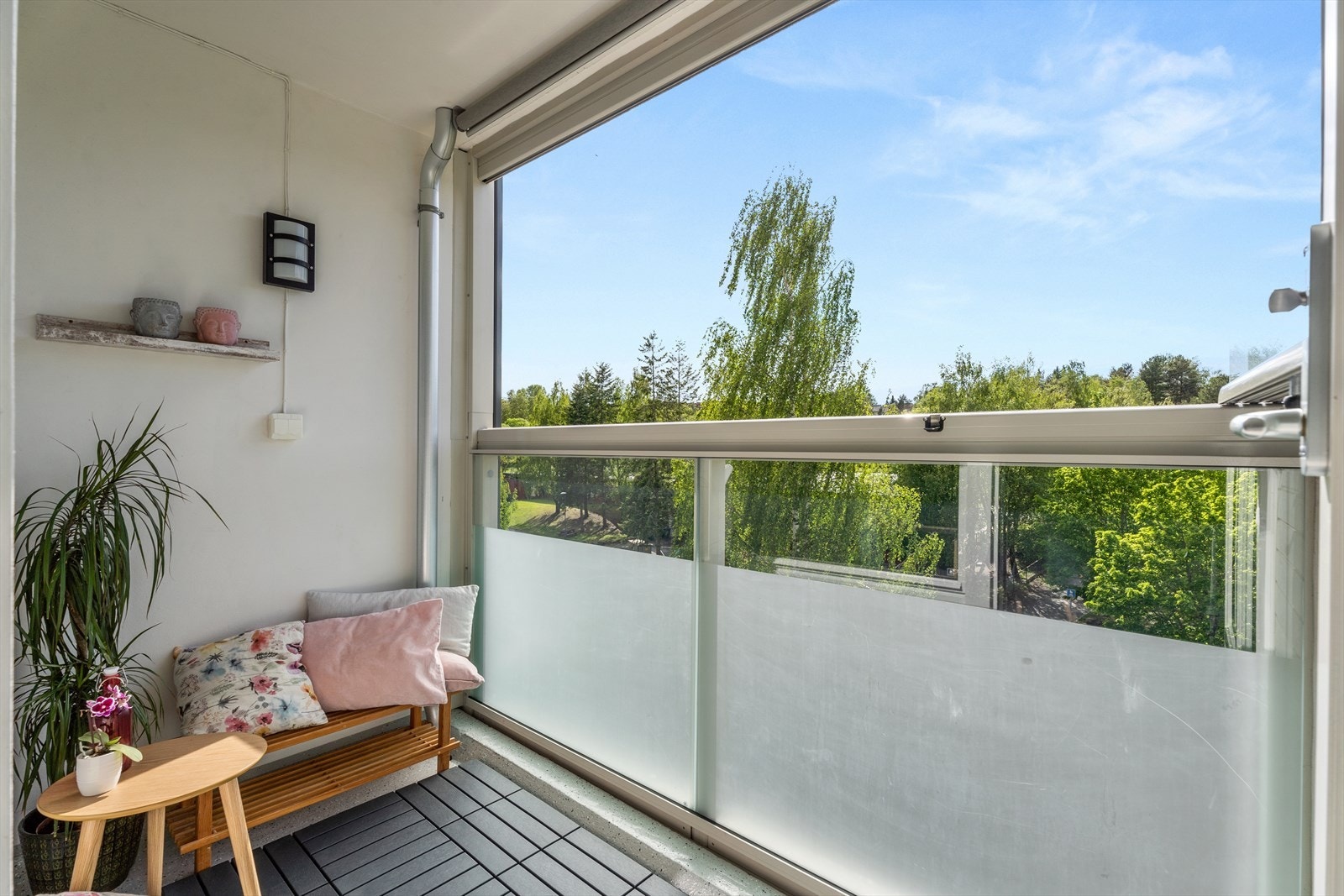 Innglasset balkong for koselige stunder utendørs på ca.4kvm med fin utsikt Galleribilde