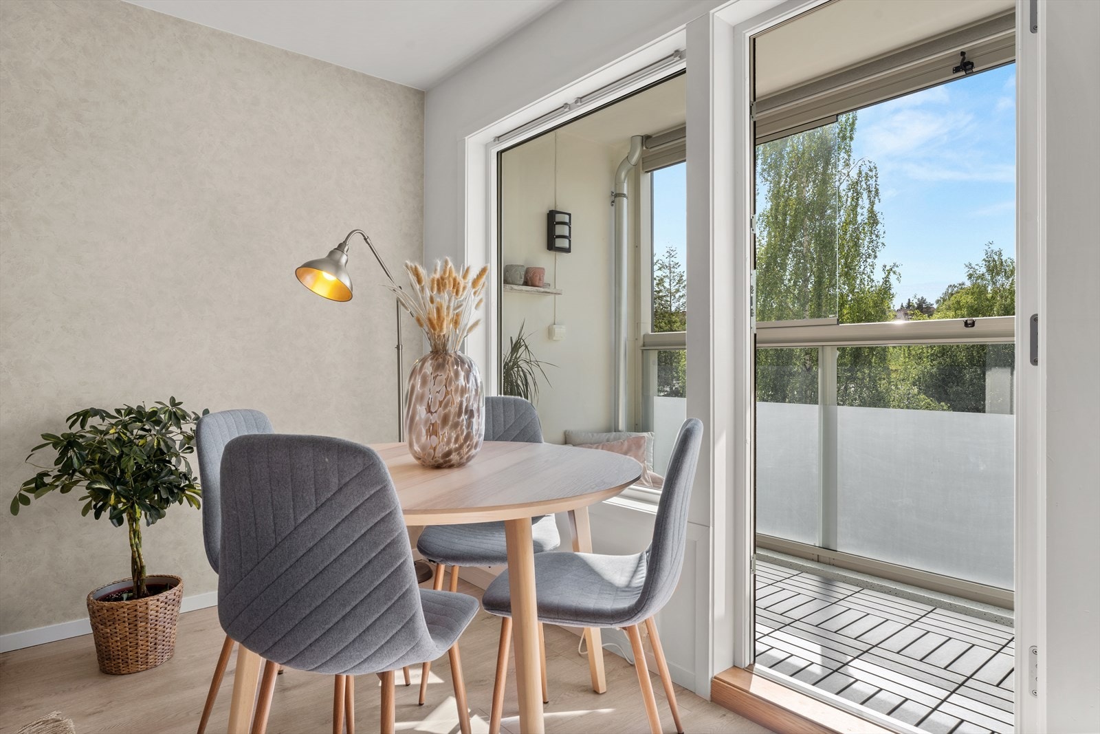 Plass for spisegruppe ved de store vinduene Galleribilde