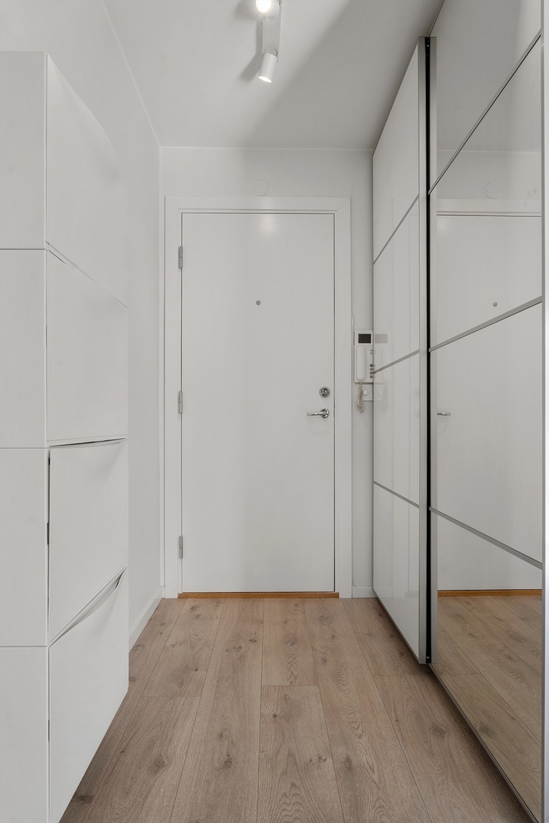 Inngangsparti med praktiske oppbevaringsløsninger i skyvedørsgarderobe Galleribilde